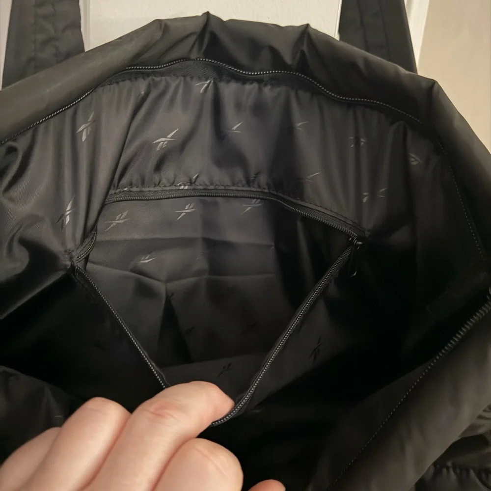 Brand new”Reebok”(ELLIE)tote bag.Size-H-15”,W-20”xD7”.23L capacity.Color-black🖤 - Picture 10 of 14